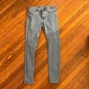 Skinny jeans, light wash. Ankle length.